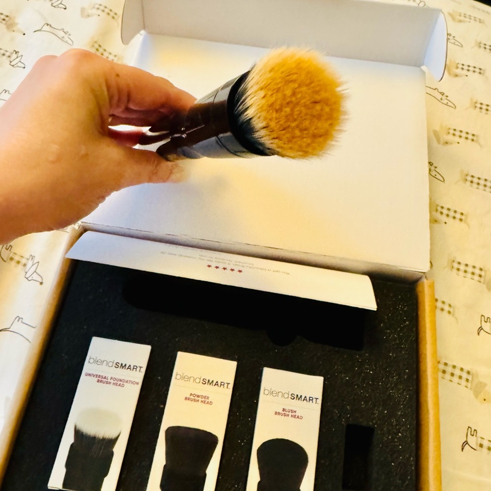 BlendSMART Rotating Makeup Applicator brush with detachable makeup heads.